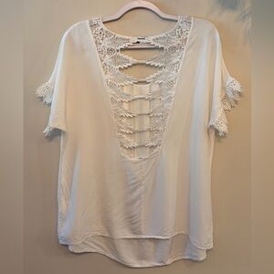 MOLLY BRACKEN White Lace-Back Short Sleeve Viscose Top - 23" PTP